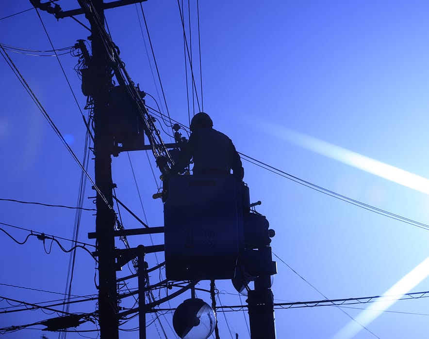 高所で電気工事を行う作業員